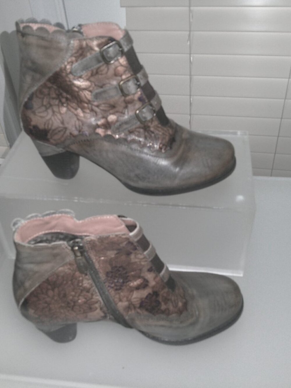 L’Artiste by Spring Step Floral Embossed Leather Ankle Boots Buckle EU 38 (7.5-8 - Picture 3 of 7